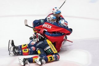 Divoké play off: majitel Pardubic psal mail, trenér Sparty viděl podraz - Seznam Zprávy